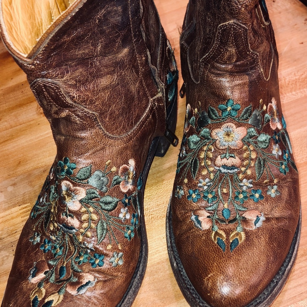 Old Gringo Floral embroidered distressed brown leather Ankle boots. Size 8.5.